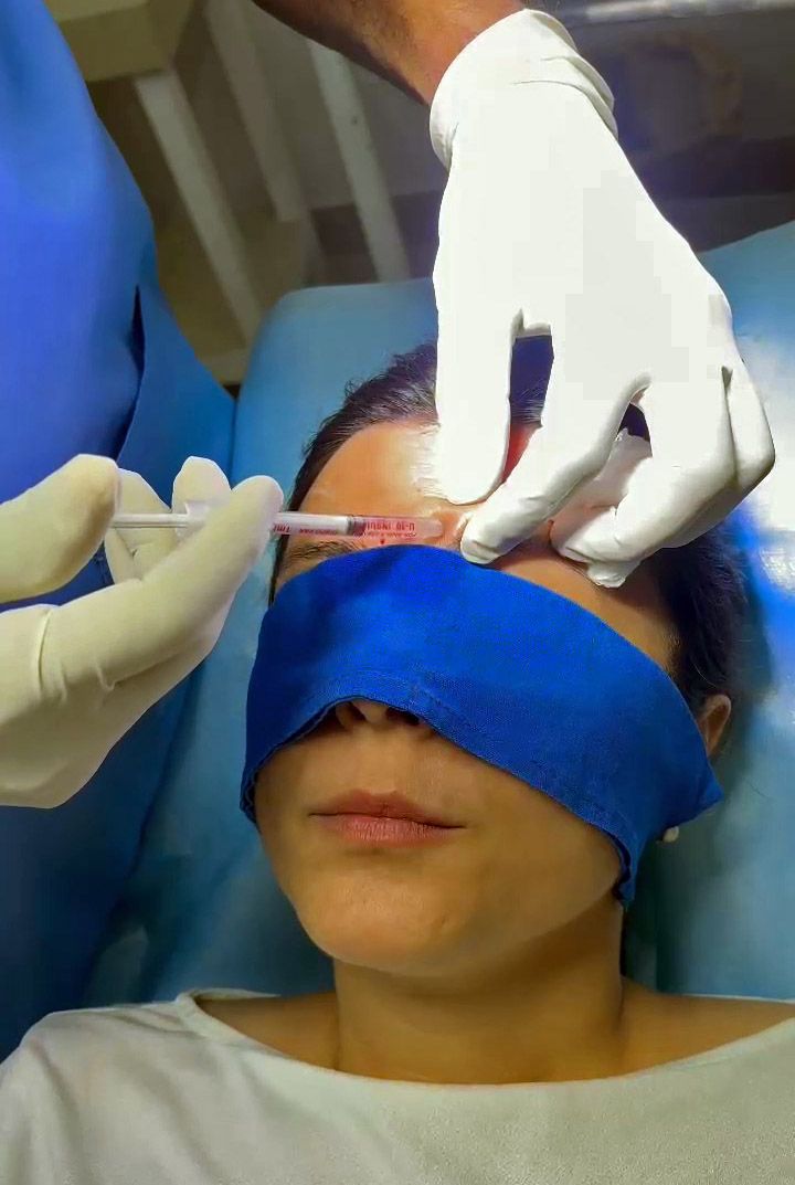 Dr Manoj Khanna doing Botox treatment